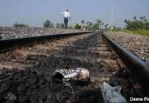 हरियाणा के सिरस में एक युवक की ट्रेन के नीचे आने से मौत हो गई। रेलवे पुलिस मामले की जांच कर रही है। यह गुरुवार शाम को हुआ।