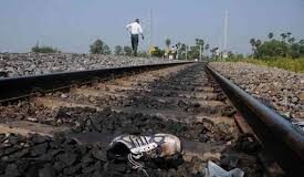 हरियाणा के सिरस में एक युवक की ट्रेन के नीचे आने से मौत हो गई। रेलवे पुलिस मामले की जांच कर रही है। यह गुरुवार शाम को हुआ।