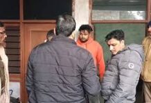 आखिर में जान बचाने के लिए युवक व उनके साथियों ने हमलावरों को कांच की बोतलें मारकर भगाया