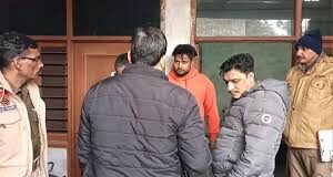 आखिर में जान बचाने के लिए युवक व उनके साथियों ने हमलावरों को कांच की बोतलें मारकर भगाया