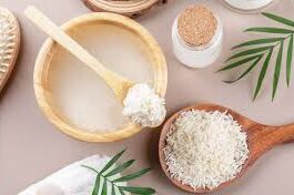 चावल के पानी से तैयार इस नुस्खे की मदद से चेहरे पर नेचुरल चमक नजर आ सकती है।