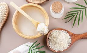 चावल के पानी से तैयार इस नुस्खे की मदद से चेहरे पर नेचुरल चमक नजर आ सकती है।