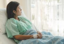 एक्‍सपर्ट कहती हैं क‍ि थायरॉइड की समस्या, पीसीओएस (PCOS), या प्रोजेस्टेरोन हार्मोन की कमी बार-बार मिसकैरेज का कारण बन सकती है।