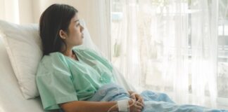 एक्‍सपर्ट कहती हैं क‍ि थायरॉइड की समस्या, पीसीओएस (PCOS), या प्रोजेस्टेरोन हार्मोन की कमी बार-बार मिसकैरेज का कारण बन सकती है।