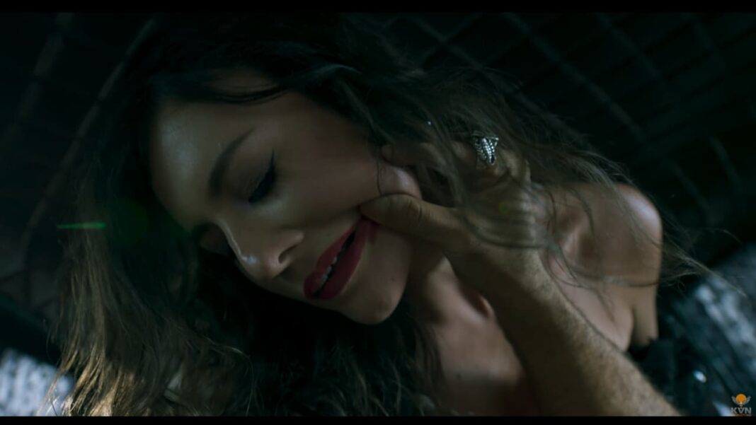 अभिनेता यश की फिल्म रिलीज से पहले विवाद में हैं और इसकी शुरुआत फिल्म के टीजर के एक सीन को लेकर हुई है।