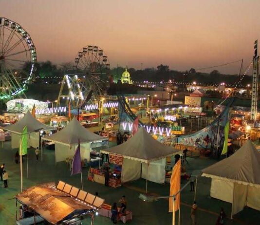 सूरजकुंड झूला हादसे के बाद गिरी गाज, फरीदाबाद के DCP पद से हटाए गए, जानिए मकसूद अहमद आईपीएस कौन सूरजकुंड अंतर्राष्ट्रीय शिल्प मेला हर साल 15 दिनों के लिए फरीदाबाद में आयोजित किया जाता है।