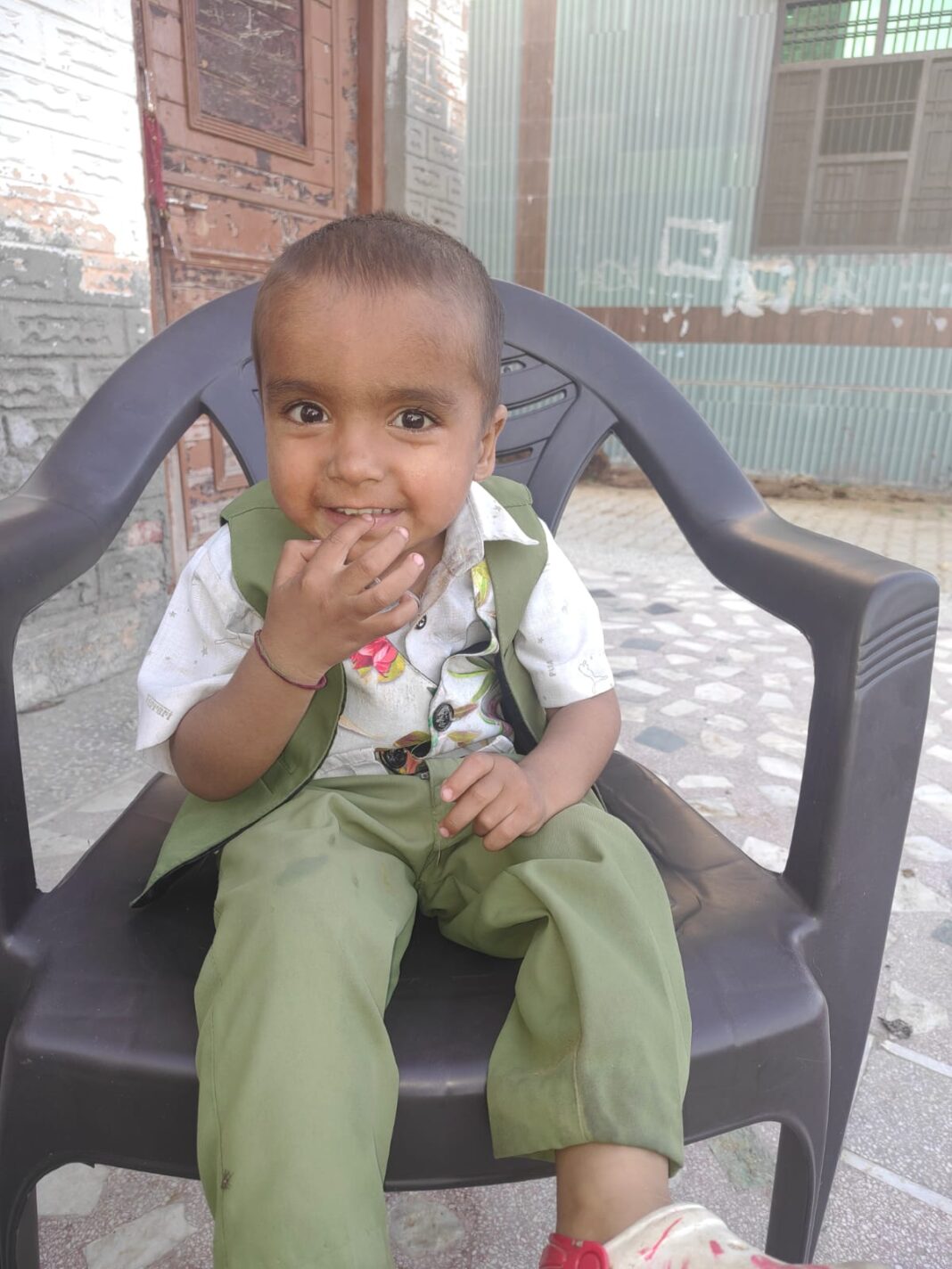 नाले में गिरने से तीन साल के बच्चे की मौत हो गई। बच्चा घर के बाहर खेल रहा था जिस दौरान ये हादसा हुआ।