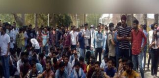 Hisar: सीएम के हाथों सम्मानित पर्वतारोही परीक्षा में नकल कराते धरा, गेट की परीक्षा में लिखवा रहा था उत्तर पर्वतारोही नरेंद्र परीक्षा केंद्र के बाहर ब्लू टूथ के माध्यम से प्रश्नों के उत्तर लिखवा रहा था।