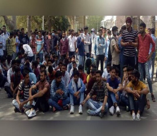 पर्वतारोही नरेंद्र परीक्षा केंद्र के बाहर ब्लू टूथ के माध्यम से प्रश्नों के उत्तर लिखवा रहा था।