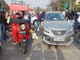 अंबाला में नशे में धुत एक पुलिस अधिकारी ने ई-रिक्शा को टक्कर मार दी।