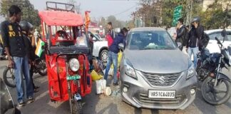 अंबाला में नशे में धुत एक पुलिस अधिकारी ने ई-रिक्शा को टक्कर मार दी।