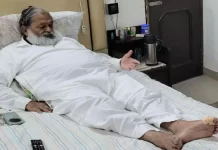 हरियाणा सरकार के कैबिनेट मंत्री मंत्री अनिल विज के गिर जाने से उनके दोनों पैरों में फ्रैक्चर हो गया है।