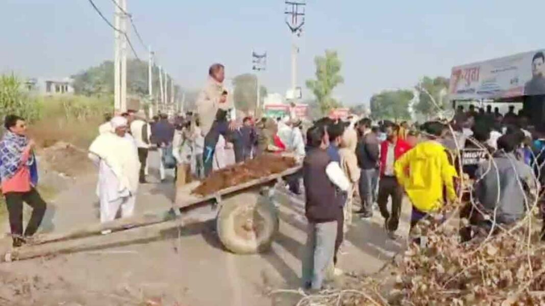 सोनीपत में खेतों में काम करने पहुंचे लोगों ने हाईवे किनारे युवक का शव पड़ा देखा।