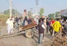 सोनीपत में खेतों में काम करने पहुंचे लोगों ने हाईवे किनारे युवक का शव पड़ा देखा।