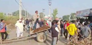 Haryana: सोनीपत में हाईवे 334-बी के किनारे मिला उत्तर प्रदेश के युवक का शव, गला दबाकर हत्या की आशंका सोनीपत में खेतों में काम करने पहुंचे लोगों ने हाईवे किनारे युवक का शव पड़ा देखा।