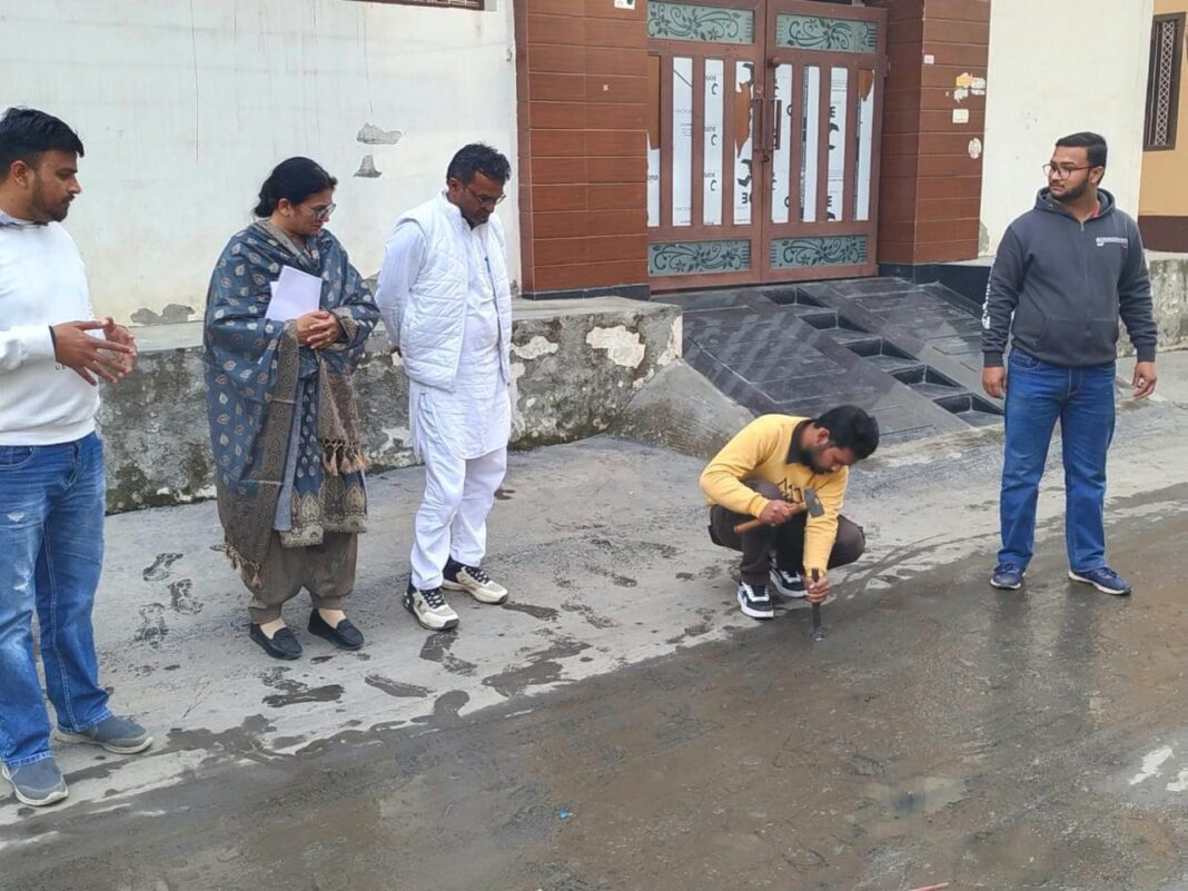 छापेमारी के दौरान कई फाइलों और दस्तावेजों की जांच की गई, जबकि कुछ रिकॉर्ड को जब्त किए जाने की भी चर्चा है।