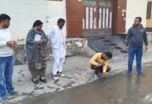 छापेमारी के दौरान कई फाइलों और दस्तावेजों की जांच की गई, जबकि कुछ रिकॉर्ड को जब्त किए जाने की भी चर्चा है।