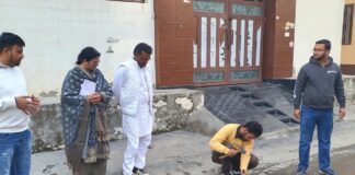 छापेमारी के दौरान कई फाइलों और दस्तावेजों की जांच की गई, जबकि कुछ रिकॉर्ड को जब्त किए जाने की भी चर्चा है।