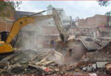 Haryana: विदेश गए व्यापारी का ढहाया दो मंजिला भवन, चोरी किया सामान; पीड़ित ने एसपी को दी शिकायत पीड़ित का आरोप है कि अज्ञात लोगों ने उनकी गैर मौजूदगी का फायदा उठाते हुए भवन को जमींदोज कर दिया।