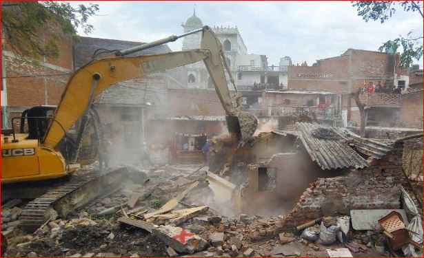 पीड़ित का आरोप है कि अज्ञात लोगों ने उनकी गैर मौजूदगी का फायदा उठाते हुए भवन को जमींदोज कर दिया। पीड़ित का आरोप है कि अज्ञात लोगों ने उनकी गैर मौजूदगी का फायदा उठाते हुए भवन को जमींदोज कर दिया।