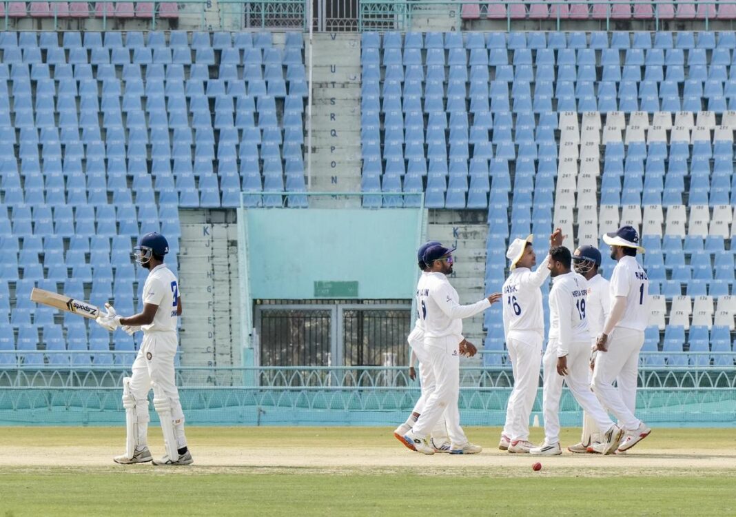 पिच रिपोर्ट की बात करें तो घास अच्छी तरह फैली हुई है, लेकिन थोड़ी सूखी लग रही है। पिच रिपोर्ट की बात करें तो घास अच्छी तरह फैली हुई है, लेकिन थोड़ी सूखी लग रही है।