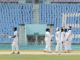 पिच रिपोर्ट की बात करें तो घास अच्छी तरह फैली हुई है, लेकिन थोड़ी सूखी लग रही है।