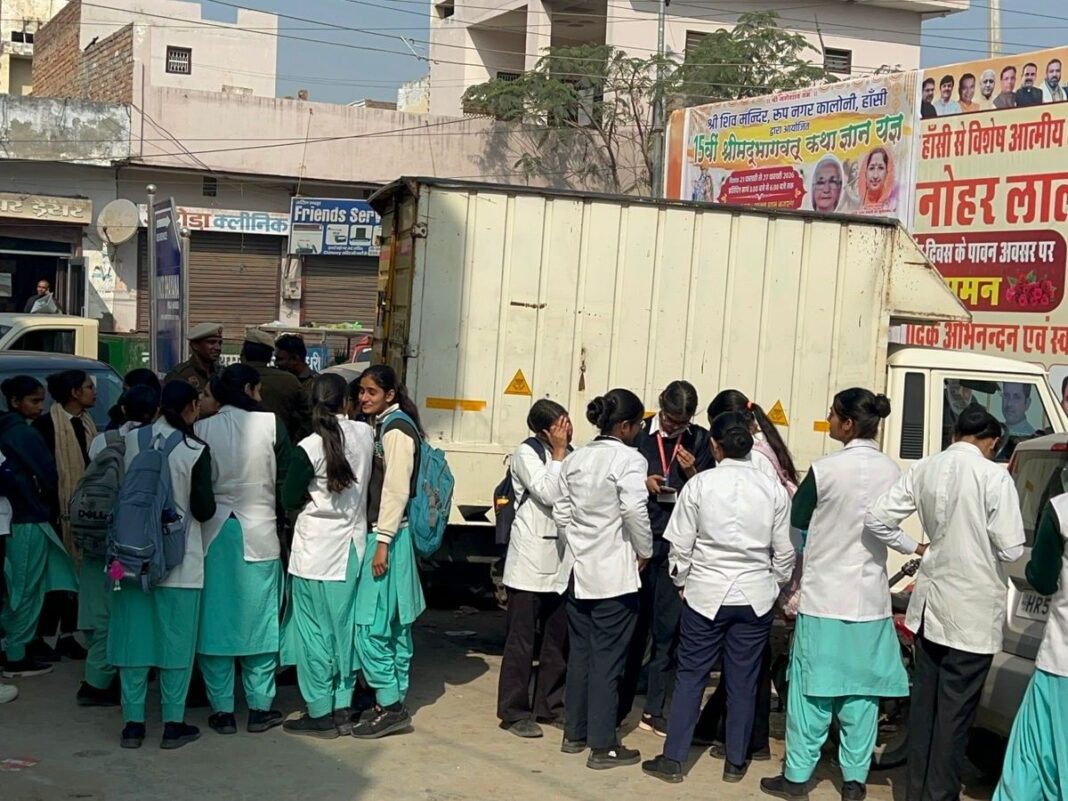 नारनौंद नर्सिंग कॉलेज की छात्राएं माइग्रेशन की मांग के लिए पिछले 12 दिन से हांसी विधायक विनोद भयाना के आवास के बाहर धरना दे रही हैं। नारनौंद नर्सिंग कॉलेज की छात्राएं माइग्रेशन की मांग के लिए पिछले 12 दिन से हांसी विधायक विनोद भयाना के आवास के बाहर धरना दे रही हैं।