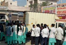 नारनौंद नर्सिंग कॉलेज की छात्राएं माइग्रेशन की मांग के लिए पिछले 12 दिन से हांसी विधायक विनोद भयाना के आवास के बाहर धरना दे रही हैं।