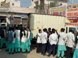 छात्राओं की माइग्रेशन की मांग: 12 दिन से हांसी MLA भयाना के आवास के बाहर धरना, एक छात्रा की अचानक तबीयत बिगड़ी नारनौंद नर्सिंग कॉलेज की छात्राएं माइग्रेशन की मांग के लिए पिछले 12 दिन से हांसी विधायक विनोद भयाना के आवास के बाहर धरना दे रही हैं।