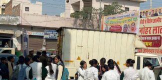 छात्राओं की माइग्रेशन की मांग: 12 दिन से हांसी MLA भयाना के आवास के बाहर धरना, एक छात्रा की अचानक तबीयत बिगड़ी नारनौंद नर्सिंग कॉलेज की छात्राएं माइग्रेशन की मांग के लिए पिछले 12 दिन से हांसी विधायक विनोद भयाना के आवास के बाहर धरना दे रही हैं।