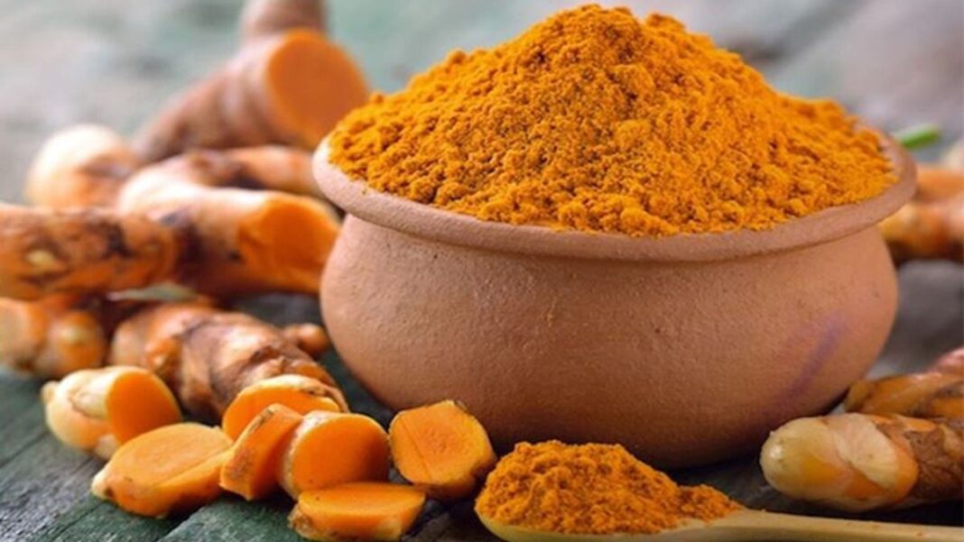 चेहरा चमकाने और टैनिंग को कम करने के लिए आप भुनी हुई हल्दी का इस्तेमाल कर सकते हैं। चेहरा चमकाने और टैनिंग को कम करने के लिए आप भुनी हुई हल्दी का इस्तेमाल कर सकते हैं।