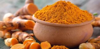 चेहरा चमकाने और टैनिंग को कम करने के लिए आप भुनी हुई हल्दी का इस्तेमाल कर सकते हैं।