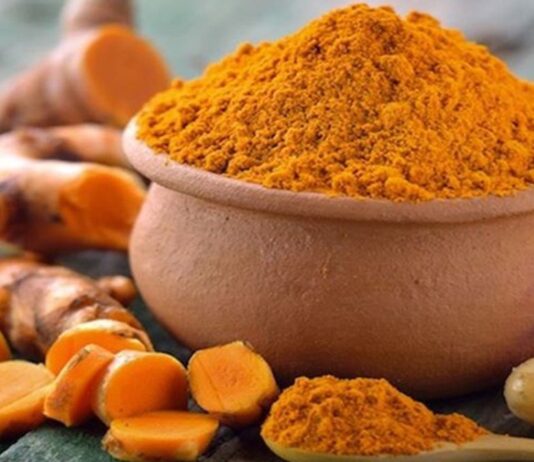 चेहरा चमकाने और टैनिंग को कम करने के लिए आप भुनी हुई हल्दी का इस्तेमाल कर सकते हैं।