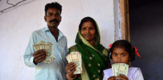 लखपति बिटिया योजना: दिल्ली में बेटियों के खाते में कैसे आएंगे 1 लाख, क्या हैं शर्तें, कब मिलेगा पैसा? दिल्ली में एक नई योजना का ऐलान हो गया है। अब बेटियां पढ़ाई के साथ-साथ लखपति बन सकेंगी।