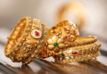 सोना हुआ और महंगा, चांदी में गिरावट; ये हैं नए रेट जेपी मॉर्गन ने उम्मीद जताई है कि साल के आखिर तक सोने की कीमतें 6300 डॉलर प्रति औंस तक पहुंच जाएंगी।