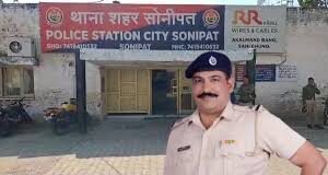 हरियाणा पुलिस के ASI ने सर्विस रिवॉल्वर से कनपटी पर गोली मार दी जान, पत्नी किचन में बना रही थी खाना हरियाणा के सोनीपत जिले में देर रात सदर थाना के पास स्थित पुलिस क्वाटर में अस्सिटेंट सब इंस्पेक्टर जसबीर ने लाइसेंसी पिस्टल से खुद को गोली मारकर आत्महत्या कर ली। इस घटना के बाद पूरे पुलिस महकमे में हड़कंप मच गया।