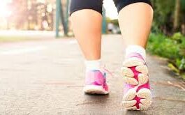 आजकल डेस्क जॉब, सुस्त जीवनशैली और ऑनलाइन डिलीवरी जैसे कारणों से हमारा चलना-फिरना बहुत कम हो गया है।