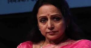 ‘ क्या वो वाकई चले गए?’ धर्मेंद्र की याद में तड़प रही हैं हेमा मालिनी, हर एक पल हो रहा मुश्किल बॉलीवुड एक्ट्रेस हेमा मालिनी ने एक इंटरव्यू में बताया है कि उन्हें हर पल धर्मेंद्र की याद आती है।