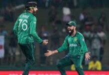 इंग्लैंड ने न्यूजीलैंड को हराकर सेमीफाइनल की दौड़ रोचक बना दी है।