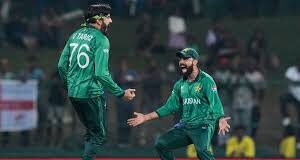 इंग्लैंड ने न्यूजीलैंड को हराकर सेमीफाइनल की दौड़ रोचक बना दी है।