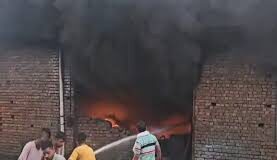 करीब पांच बजे शार्ट सर्किट के चलते शक्ति नगर वेस्ट गोदाम में आग लग गई।