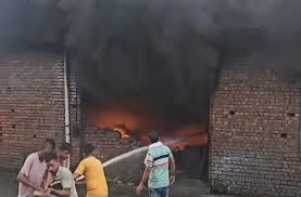 करीब पांच बजे शार्ट सर्किट के चलते शक्ति नगर वेस्ट गोदाम में आग लग गई। करीब पांच बजे शार्ट सर्किट के चलते शक्ति नगर वेस्ट गोदाम में आग लग गई।