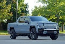 4 टन वजन वाले GMC के पिकअप ट्रक ने दुनिया की सबसे तेज और महंगी सुपरकारों को धूल चटा दी है।