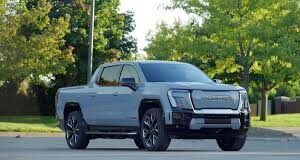 4 टन वजन वाले GMC के पिकअप ट्रक ने दुनिया की सबसे तेज और महंगी सुपरकारों को धूल चटा दी है।