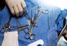 आरोप है कि जांच में पेट में ऑपरेशन के दौरान कोई सामान छूट जाने की बात सामने आई, जिसके चलते दोबारा ऑपरेशन की जरूरत बताई गई।