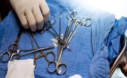 आरोप है कि जांच में पेट में ऑपरेशन के दौरान कोई सामान छूट जाने की बात सामने आई, जिसके चलते दोबारा ऑपरेशन की जरूरत बताई गई।