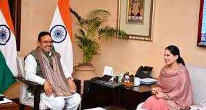 जया किशोरी राजस्थान के CM से मिली, अनारकली में दिखी सुंदरता, सादगी के साथ हाथ जोड़ संस्कारों से दिल जीता! फैशन के इस बदलते दौर में जहां लोगों के बीच नए ट्रेंड फॉलो करने की होड़- सी लगी रहती है, तो कुछ लोगों की सादगी ही उनकी पहचान बन जाती है।