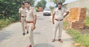 Rohtak: पोलंगी गांव में दो लोगों की हत्या, तेजधार हथियारों से किया गया है वार; जांच में जुटी पुलिस सूचना पाकर पुलिस मौके पर पहुंची और जांच पड़ताल की।
