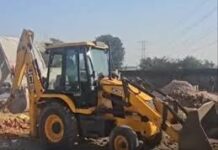 दिल्ली से सटे गुरुग्राम में पुलिस और प्रशासन ने बड़ी कार्रवाई की है।