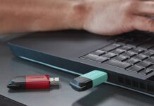 आप भी लैपटॉप या फोन से सीधे खींच लेते हैं पेन ड्राइव? नुकसान होने पहले जान लें इस्तेमाल का सही तरीका पेन ड्राइव को कंप्यूटर या फोन से बिना इजेक्ट किए निकाल लेने की आदत भारी नुकसान करा सकती है।